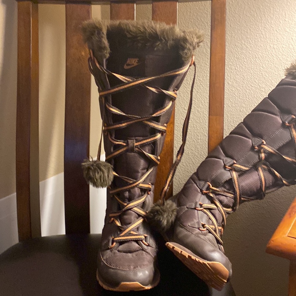Like New Nike Apres Skyhigh Lined Pom Pom Brown Winter Snow Boots Women's Size 6